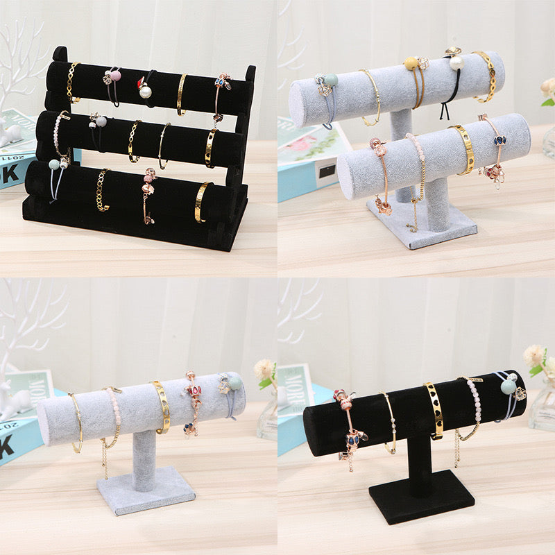 Horizontal bracelet holder